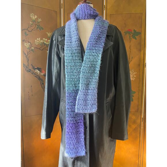 Thin crochet scarf with ombré effect in blue and lavender - Picture 6 of 6